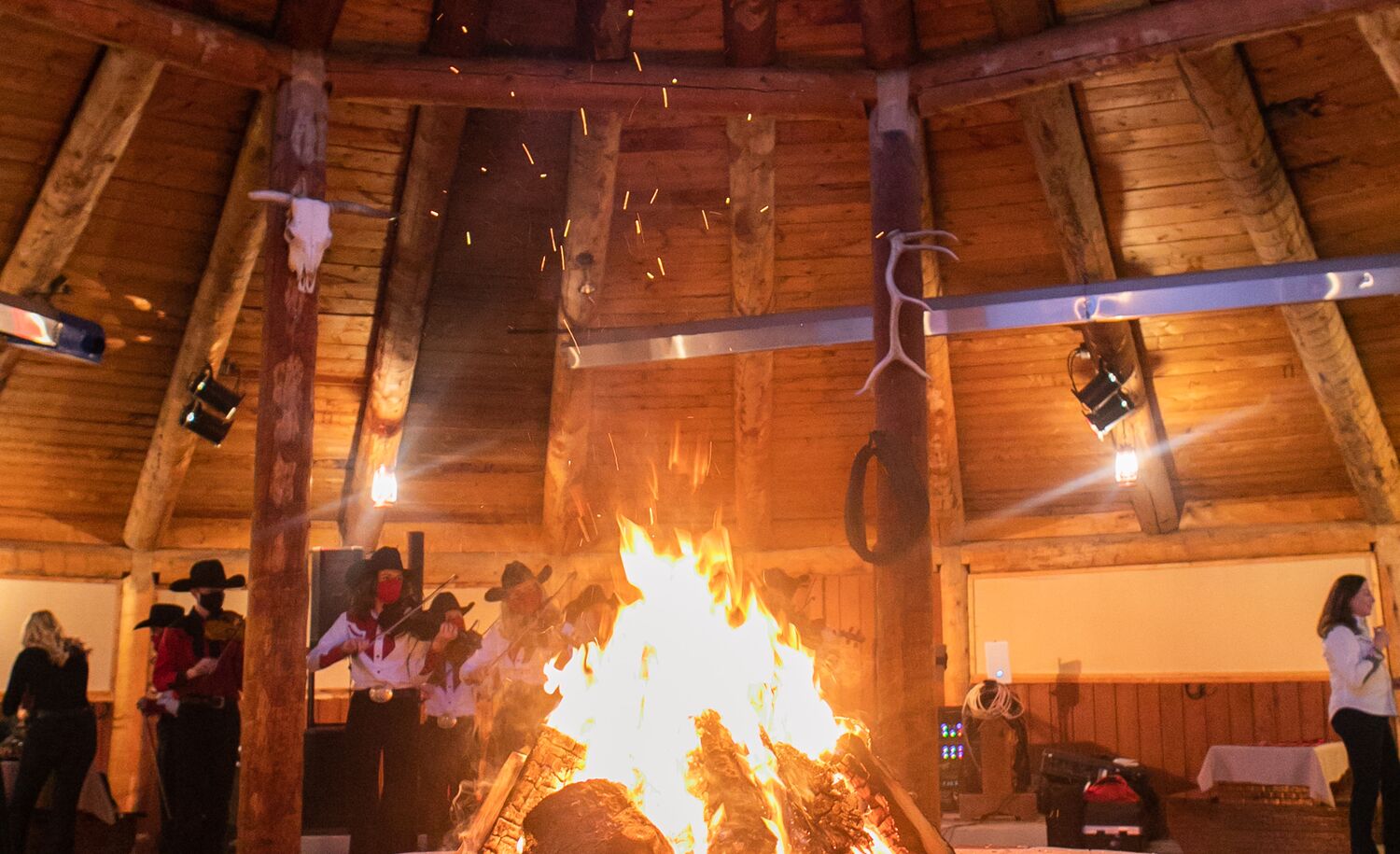 After the meal , the guests are enjoying the bonfire in Mountain
